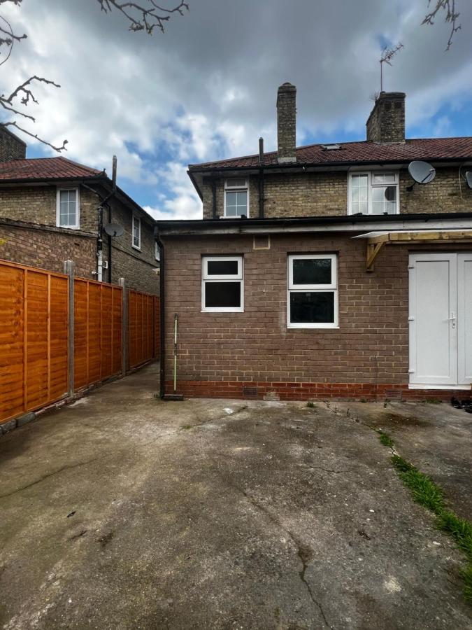 Good Priced Single Rooms In Sherperds Bush Londres Exterior foto